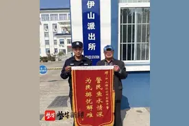 大爷把包着5000元现金的报纸当废品卖了，民警在废品收购站里翻了2个小时，大爷笑了图片