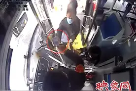 可爱的误会 大叔坐公交出示二维码 车长：不是加好友图片