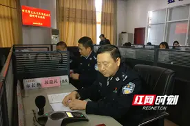株洲市交警支队支队长段益民接听市长热线图片