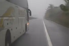 严惩不贷！大客车在高速公路上恶意别车，驾驶人被依法逮捕！视频封面