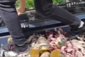 员工竟脚踩冷冻鱼虾，永辉超市道歉了图片