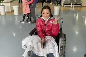 爱心接力 彝族女孩儿终于站起来了图片