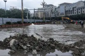 云投诉丨四川南充再现“野蛮施工”，火车站前街道成泽国，20万人无水喝图片