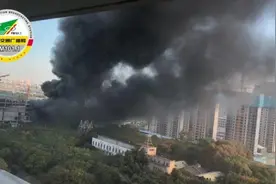 突发！南京河西一建筑工地失火图片
