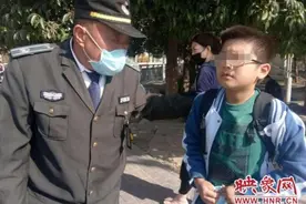 小学生忘戴红领巾不敢进学校 幸遇热心人“解围”图片