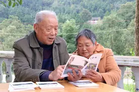 拿起锄头挖地，放下镰刀写诗 四川西充有个“农民诗社”，年龄最大86岁图片