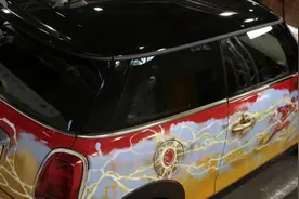 MINI以定制的电动车庆祝闪电侠80周年生日图片