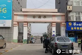 白水一物业未交水费致小区停水多次，小区业主抱怨连连图片