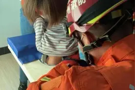 小男孩头卡在按摩床洞，妈妈当场“石化”！消防员拿出锯子图片