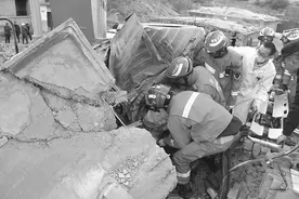 紧急！施工挖掘机被楼板埋压 消防人员成功救出司机图片