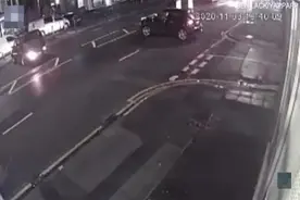 英国一伙劫匪开车撞开珠宝店大门 洗劫一空后逃跑图片