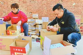 农村小夫妻直播带货人气旺图片