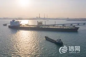 山东港口青岛港正式开启大型油轮在泊位供油服务图片