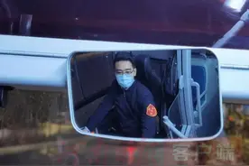 零点公交车长，守望城市夜归人的回家路图片