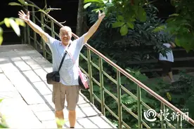 慢新闻·人物 | 81岁“大男孩”张杰：跳舞、编曲、学吉他、玩抖音……晚年越玩越开阔图片