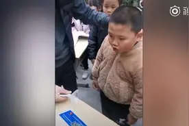 萌娃测肺活量3秒吹完眼冒金星：用嘴巴大口吃空气，画面超搞笑图片