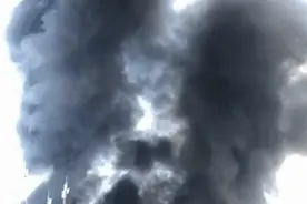 福州仓山一钢构铁皮厂房突发大火，不远处还有一个加油站图片