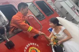 消防员携妻子和战友一起拍“消防版”婚纱照 满满都是爱图片