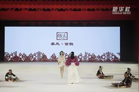 中国国际时装周：“黎锦”“苗绣”亮相时装舞台视频封面
