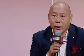 李成儒谈导演郭敬明给何昶希发卡：怒从心头起图片