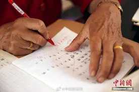 家长不批作业被要求写情况说明 老师：能提高效率节省时间图片