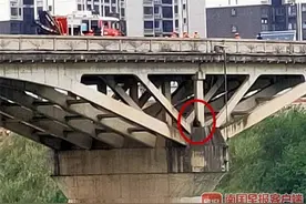 危急！一男子被困隆安右江大桥桥墩 脚下就是滔滔江水图片