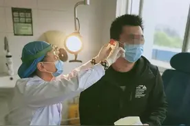 尴尬！男子在洗脚城采耳后回家继续掏耳朵，耳朵里长出了白色真菌图片