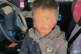 9岁小孩驾车上路 民警一查竟是盗抢车辆图片