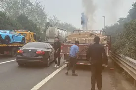 杭州绕城高速一辆大货车冒起浓烟，警察紧急拦停，监控记录下惊险一幕图片