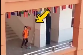 值日生楼道偷闲跳舞，下一秒见到老师的动作网友直呼反应太快图片