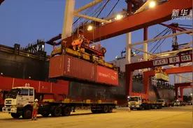 几十尺标箱里的“开放”人生视频封面