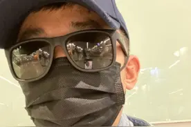 笑没了！杨迪被保安认错无伞可打，应援粉丝不够路人大妈来凑图片