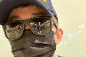 笑没了！杨迪被保安认错无伞可打，应援粉丝不够路人大妈来凑图片