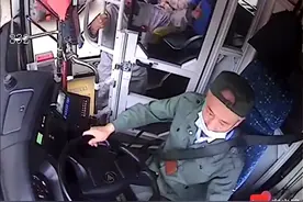 吓坏乘客！海口55路公交车上一老年人乘客对司机做出过激举动 警方已介入调查图片