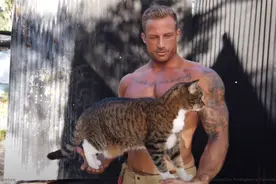 猛男配猫~ 澳洲消防员2021年日历拍摄花絮，网友：好像变成那只喵视频封面