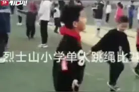 一分钟140下！掉裤子也阻挡不了“跳绳男孩”图片
