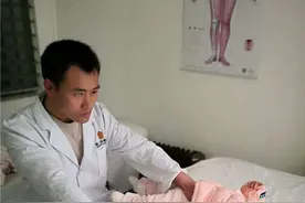 昆明盲人按摩师周兴松：他为张国立、成龙做过康复推拿图片