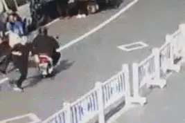 看着都疼！杭州四季青街头 一男子试图跨栏横穿马路！结果摔晕了！场面太尴尬……图片