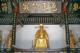 到了晚上就黑得找不到包公？其实人家是个清秀的帅哥图片