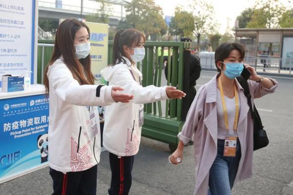 进博会志愿者要做些什么？“小叶子”的一天告诉你答案→