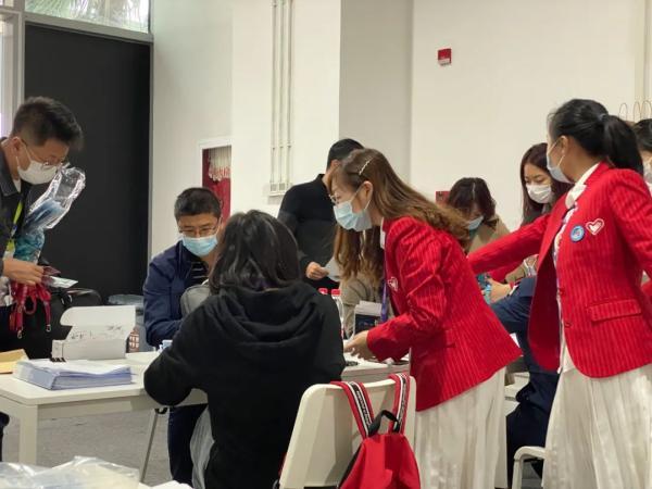 进博会志愿者要做些什么？“小叶子”的一天告诉你答案→