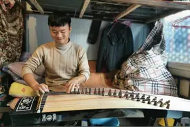 上热搜 登央视！青岛工地上的这个小哥火了！原来是因为古筝……图片