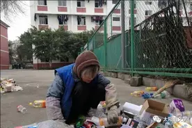 捡废品的老人图片