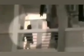 高校女生回应深夜在宿舍阳台热舞引男生围观：练习跳舞动作视频封面