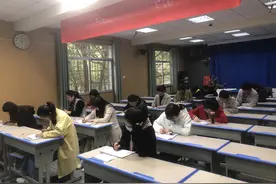 有意思！这所学校老师和学生同时考试图片