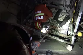 3工人作业时不慎跌落电梯井，两人伤势较重，无法动弹图片