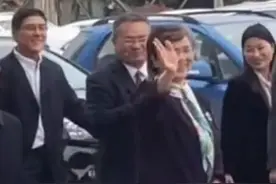 李兰娟院士现身高校，学校秒变追星现场！网友：这才是该追的明星图片