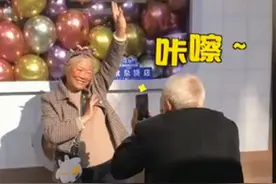 是爱情的模样！杭州老爷爷下蹲20多分钟给奶奶拍照，网友直呼：好暖图片