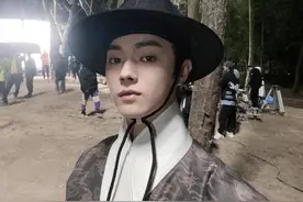 以史鉴娱｜韩国网友质疑许凯服饰抄袭韩剧，这妥妥的唐寅朱耷都爱的明代时尚图片