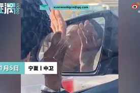 以为车里没人，老奶奶对着倒车镜整理打扮 网友：还是那个小仙女图片